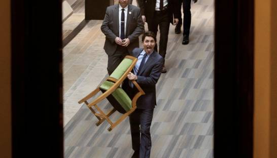 В Канаде обсуждают вирусное фото Трюдо, который выносит свое кресло после отставки