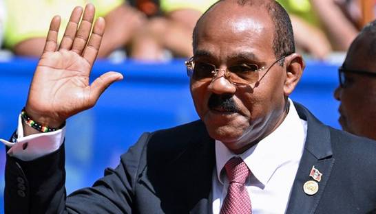 Премьер Антигуа и Барбуды обвинен в краже денег Украины