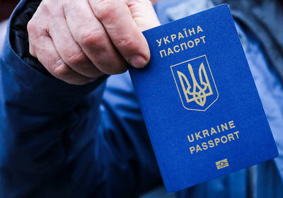 Украина упростила процесс оформления паспортов для мужчин за рубежом: детали изменений