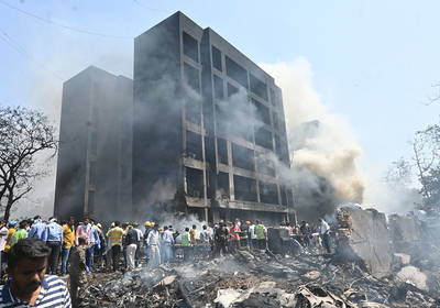 В Индии самолет Air India врезался в общежитие медколледжа: более 100 погибших