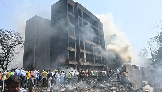 В Индии самолет Air India врезался в общежитие медколледжа: более 100 погибших