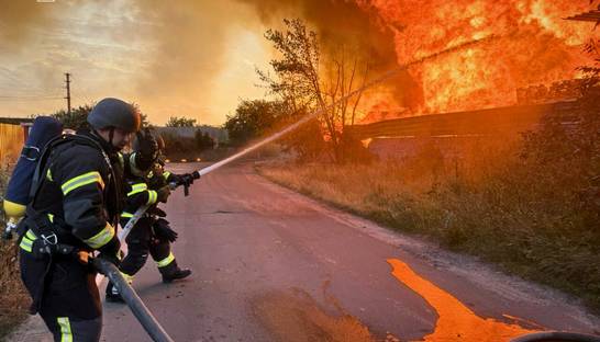 Масштабный пожар на Киевщине после ночной атаки: огонь охватил 8000 кв.м предприятия