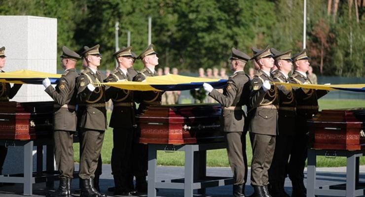 На Национальном кладбище начались похороны