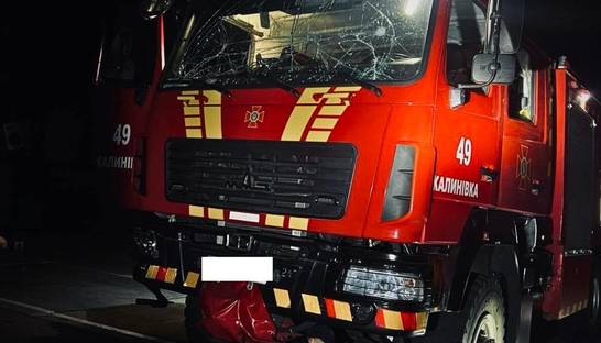 Оккупанты дважды атаковали объект в Киевской области: повреждены машины ГСЧС