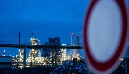 Российские НПЗ приостанавливают работу: бензин дорожает, запасы заканчиваются