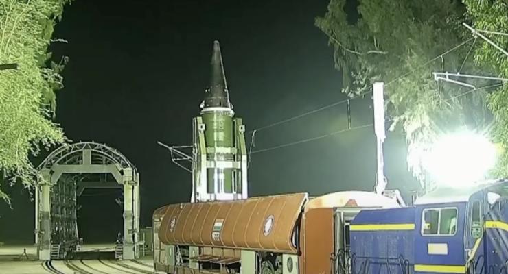 Индия испытала баллистическую ракету с подвижной железнодорожной пусковой установки (видео)