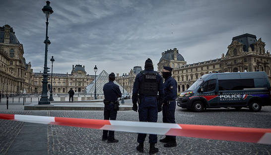 Стало известно, какие исторические украшения похитили из Лувра