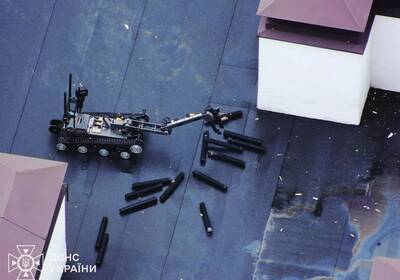 В Вышгороде робот ГСЧС снял с крыши опасный дрон с кассетными элементами