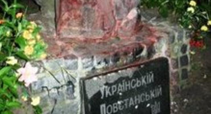 Вандалы снова осквернили памятник УПА в Харькове