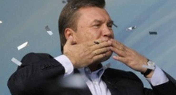 Януковичу в Луганске подарили саблю