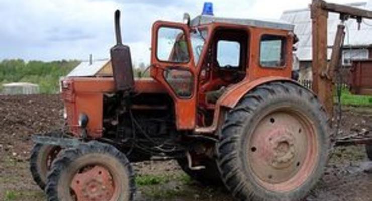 Трое россиян угнали трактор, поехали за водкой и врезались в фонарь