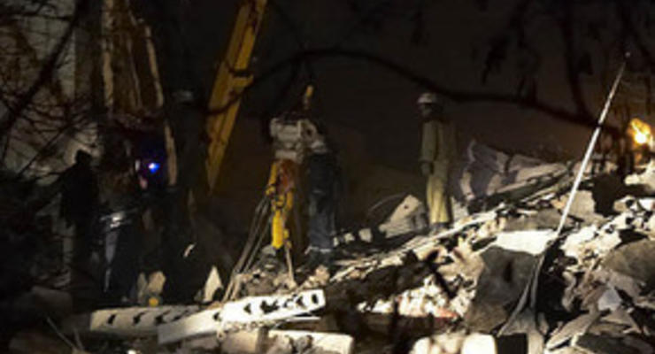 Спасатели вручную разбирают завалы на месте взрыва в Евпатории
