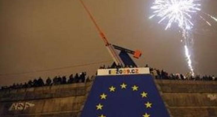 В Праге неизвестные сожгли гигантский флаг ЕС