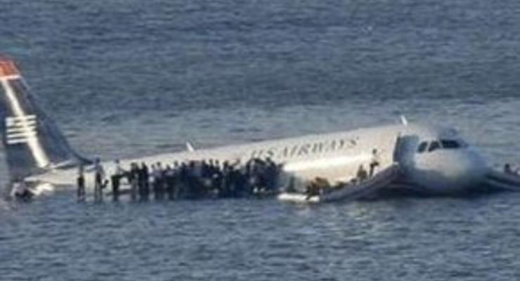 В США пассажирский самолет упал в реку Гудзон в Нью-Йорке