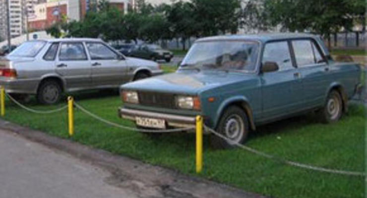 За парковку в парках, скверах, на клумбах и газонах в Киеве будут штрафовать