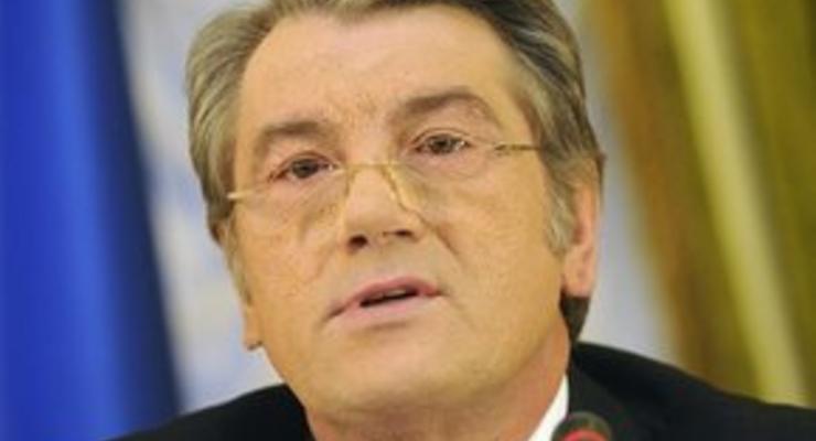 Ющенко возложил цветы к памятникам Шевченко и Грушевскому