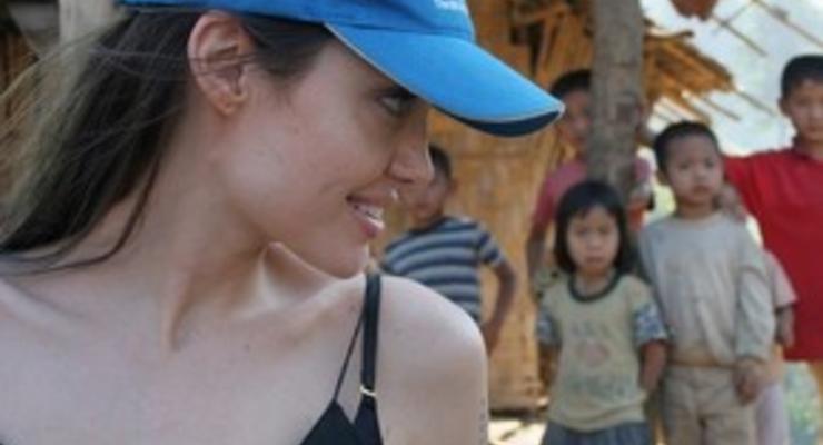 Анджелина Джоли посетила лагерь беженцев в Таиланде