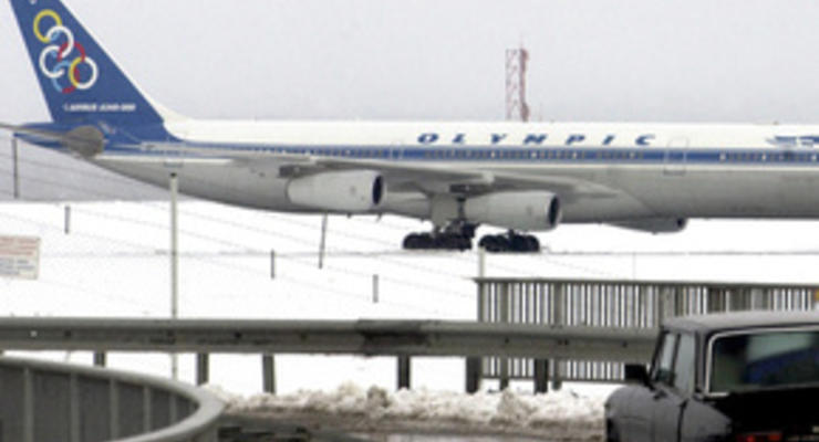 В парижском аэропорту самолет с 220 пассажирами увяз в грязи
