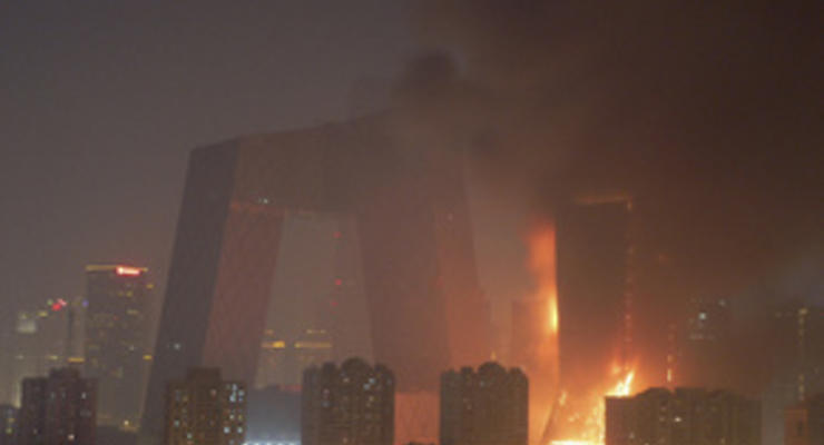 Масштабный пожар в Пекине: здание ТВ-комплекса почти полностью выгорело