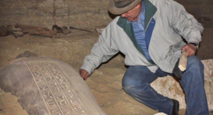 Археологи вскрыли обнаруженные в Саккаре саркофаги