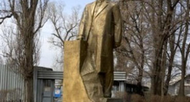 В Сумах неизвестные разрушили 6-метровый памятник Ленину