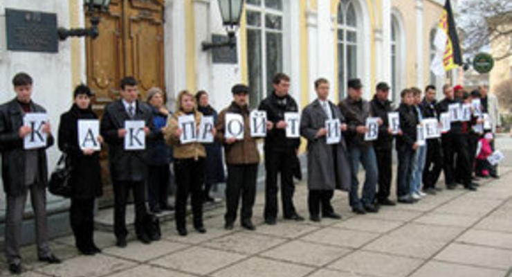 В Симферополе прошел митинг против передачи дома Дворянского собрания под пост США