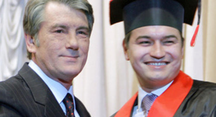 Фотогалерея: Ющенко вручил сыну диплом