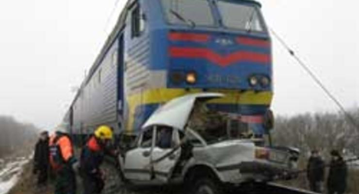 Под Черниговом в поезд врезался автомобиль: двое погибших