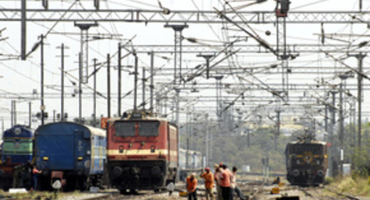 В Индии сошел с рельсов пассажирский поезд: 10 человек погибли