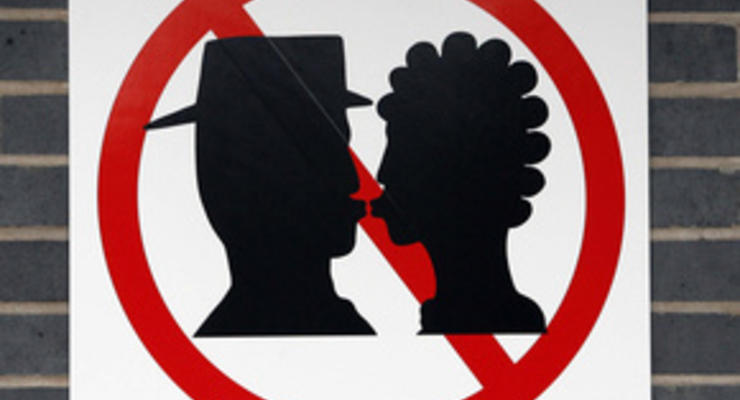 На британской железнодорожной станции запретили целоваться