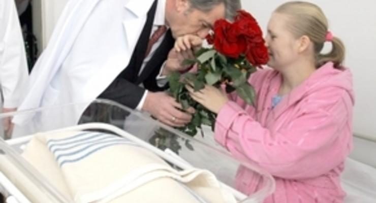 Ющенко приехал с цветами и подарком в роддом