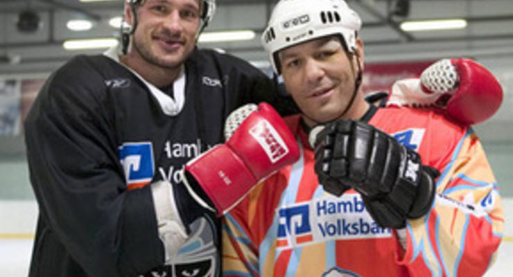 Чагаєв зіграв в хокей
