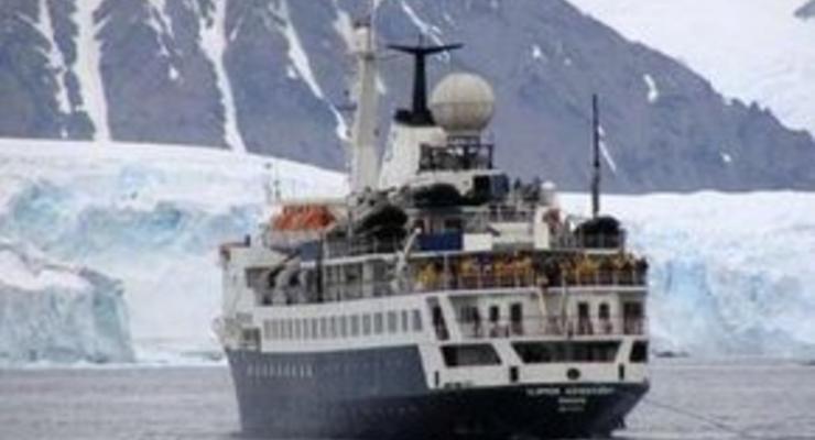 С судна, севшего  на мель в Антарктике, эвакуированы все пассажиры
