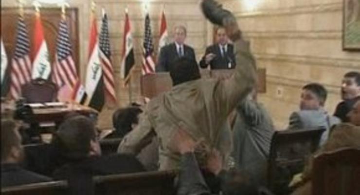 В Багдаде судят журналиста, бросившего ботинки в Буша