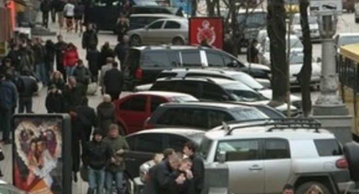 В Киеве отменили запрет парковки на тротуарах Крещатика