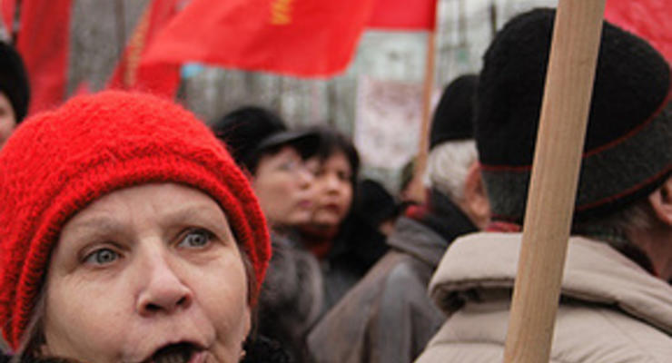 Во Львове коммунисты сожгли нацистский флаг со свастикой