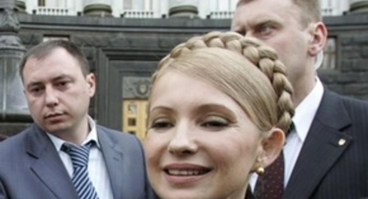 К зданию Кабмина принесли метлу для Тимошенко