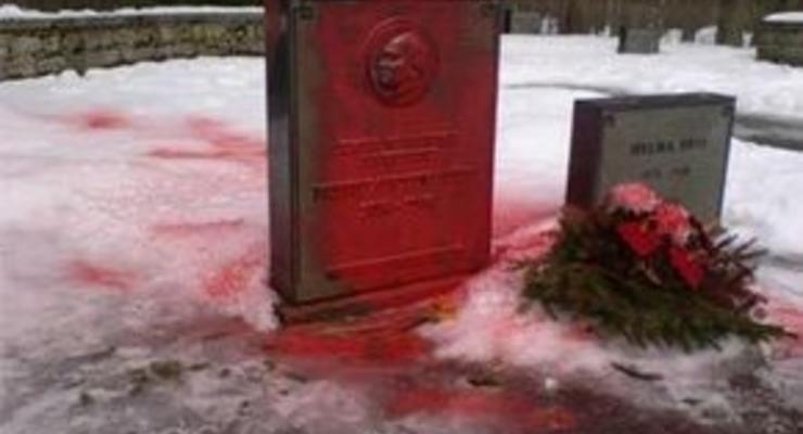 Вандалы осквернили могилу первого президента Эстонии
