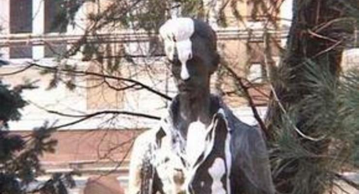 В Ужгороде облили краской памятник Шандору Петефи: венгерское консульство возмущено