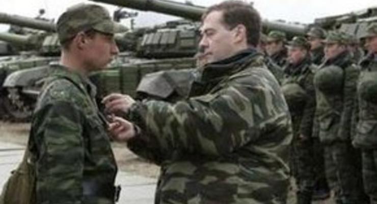 Медведев: НАТО продолжает расширять военную инфраструктуру у границ России