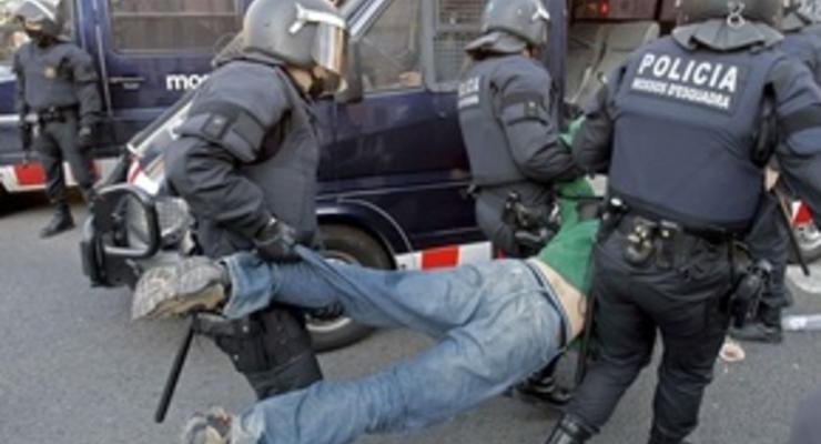 В Барселоне бастующие студенты подрались с полицией: около 30 человек ранены