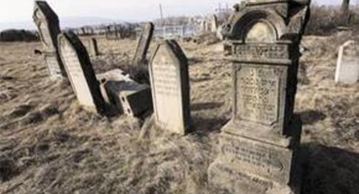 Рада ужесточила ответственность за надругательство над могилами