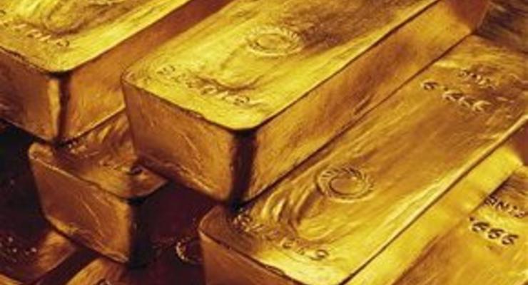 Рынок сырья: Цена золота растет на ослаблении доллара