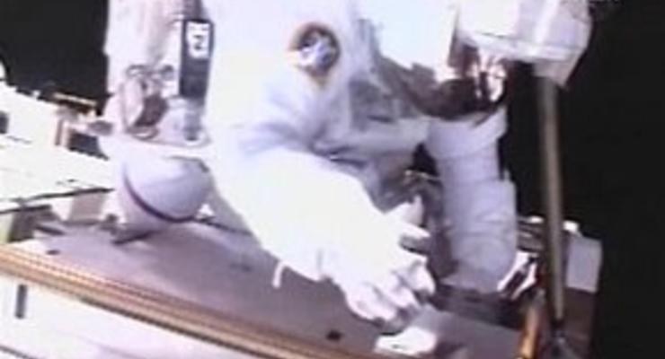 Американские астронавты начали выход в открытый космос