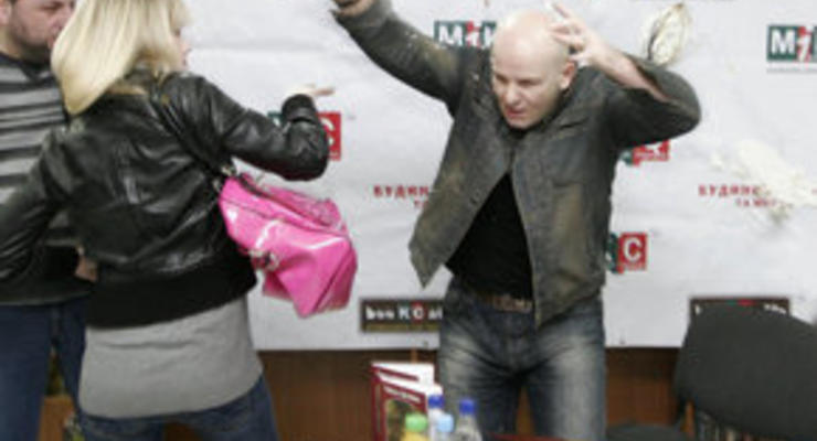 В Киеве активистка Femen запустила тортом в Олеся Бузину
