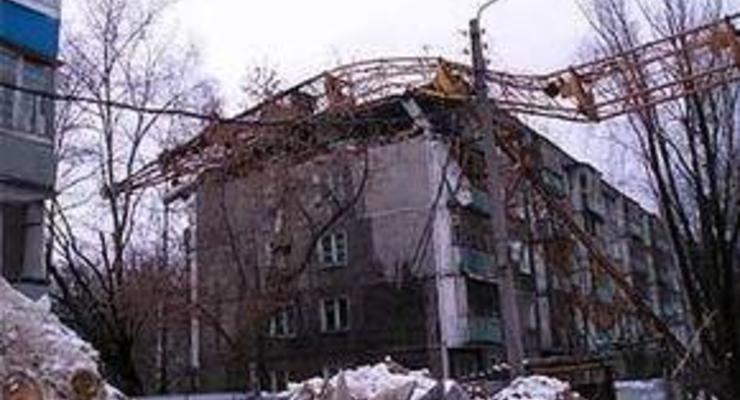 В России на жилой дом упал строительный кран
