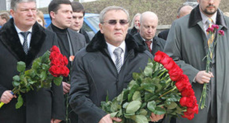 Черновецкий и зам Балоги возложили цветы к памятнику Чорновилу