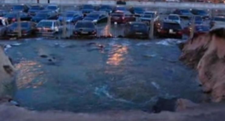 В Киеве автостоянка ушла под воду