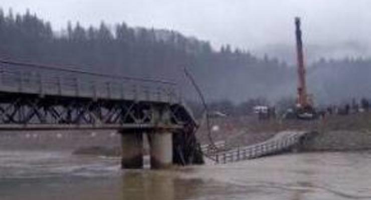 На Буковине обрушился построенный после наводнения мост