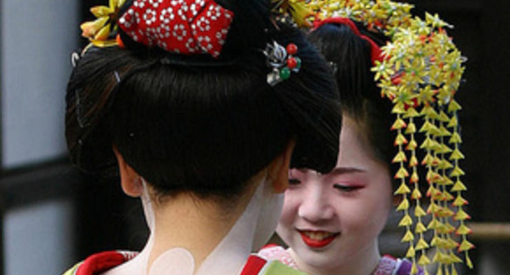 Японцы обеспокоились охотой туристов на гейш